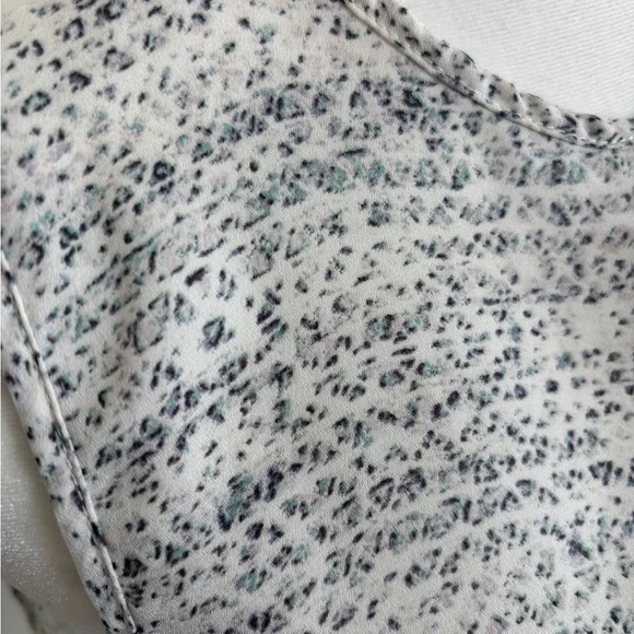 Violet & Claire Speckled Gray and White pattern sleeveless flowy Top - Picture 2 of 12